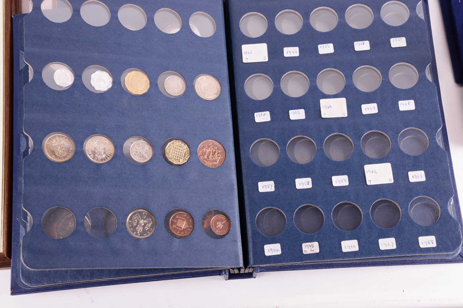 A large collection of commemorative coins and coin sets, to include ten cased New Zealand proof silv - Image 7 of 8