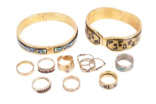 A small collection of jewellery items including a 22ct gold wedding band, a broken gem set ring in y