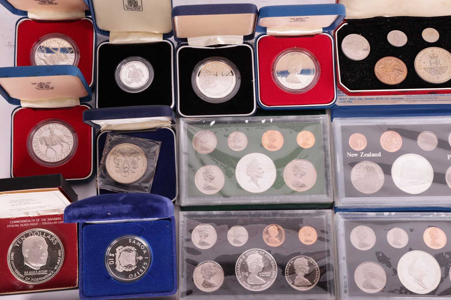 A large collection of commemorative coins and coin sets, to include ten cased New Zealand proof silv - Image 3 of 8