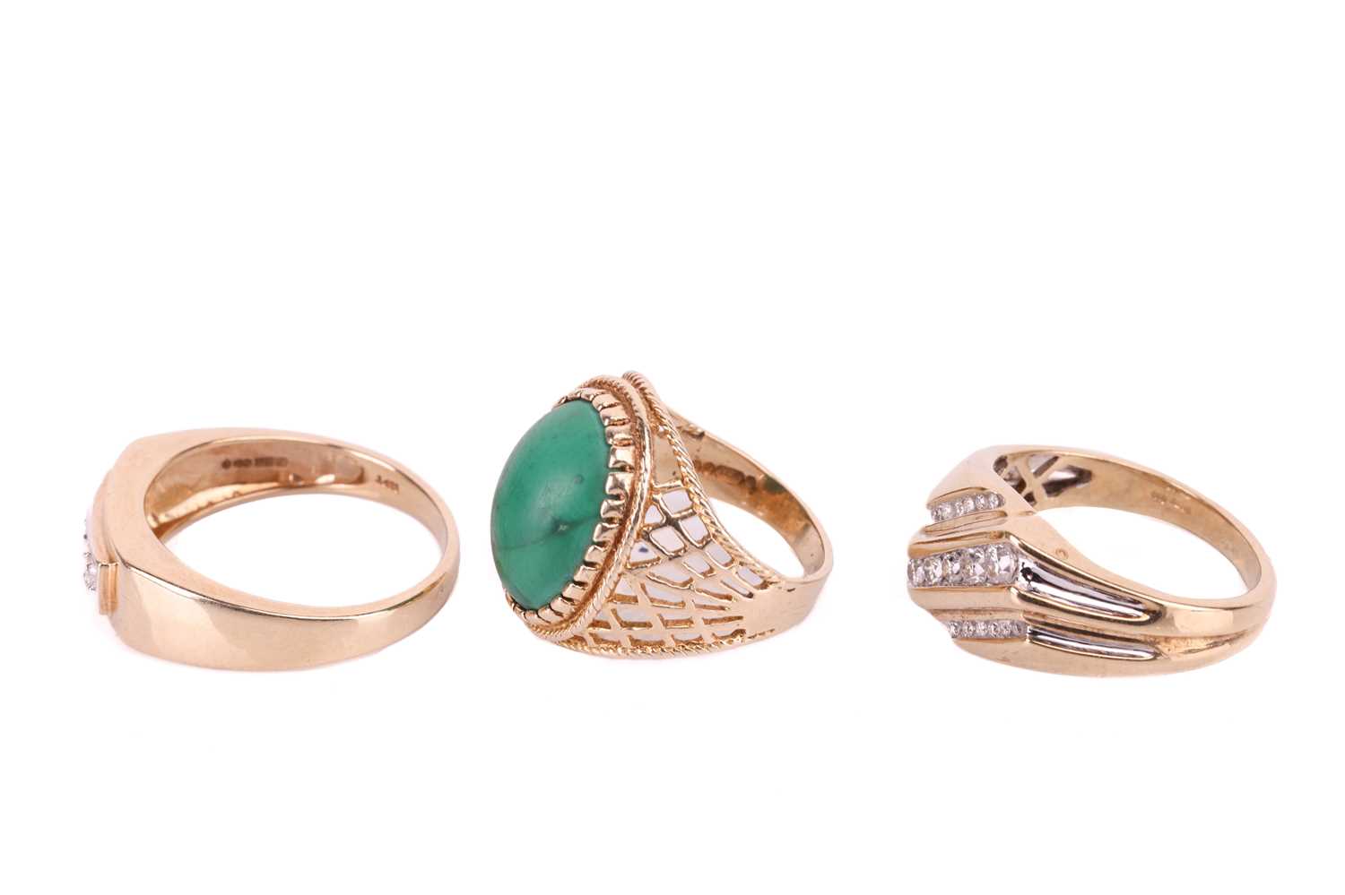 A collection of three 9ct yellow gold rings comprising a malachite-set dress ring, the malachite cab - Image 3 of 4