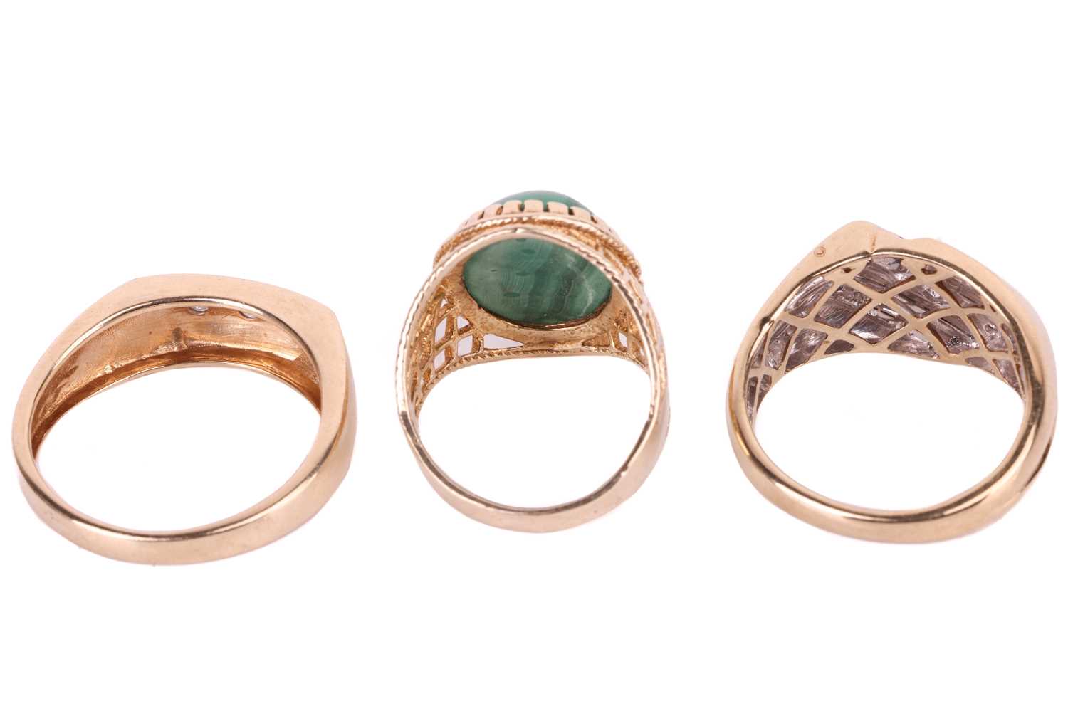 A collection of three 9ct yellow gold rings comprising a malachite-set dress ring, the malachite cab - Image 4 of 4