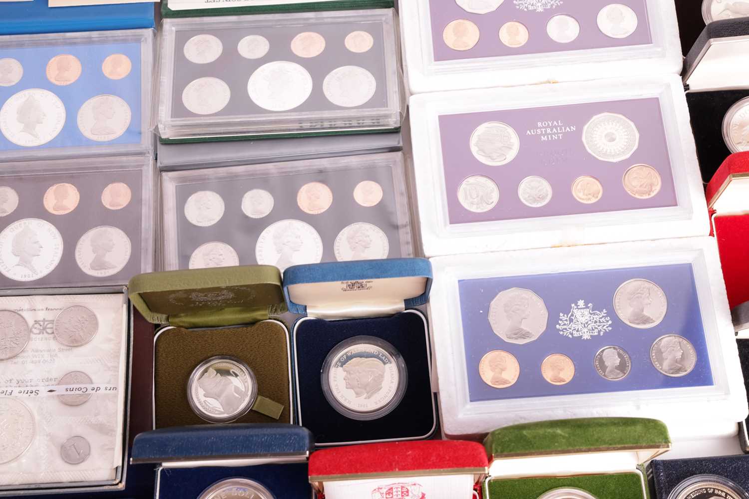 A large collection of commemorative coins and coin sets, to include ten cased New Zealand proof silv - Image 4 of 8