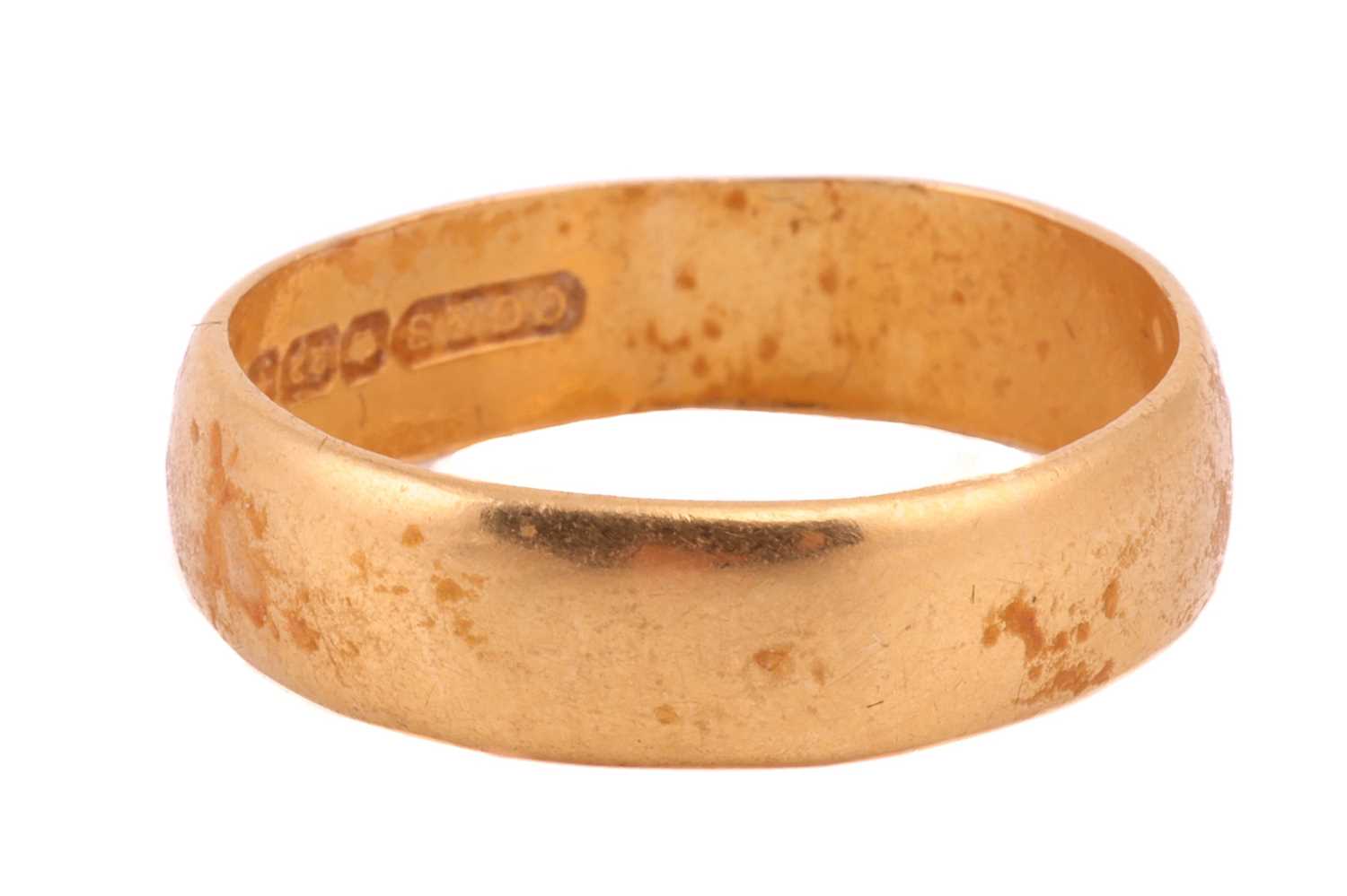 A 22ct yellow gold wedding band, size P1/2, 3.7 grams; together with a 1977 Queen Elizabeth II silve - Image 3 of 7