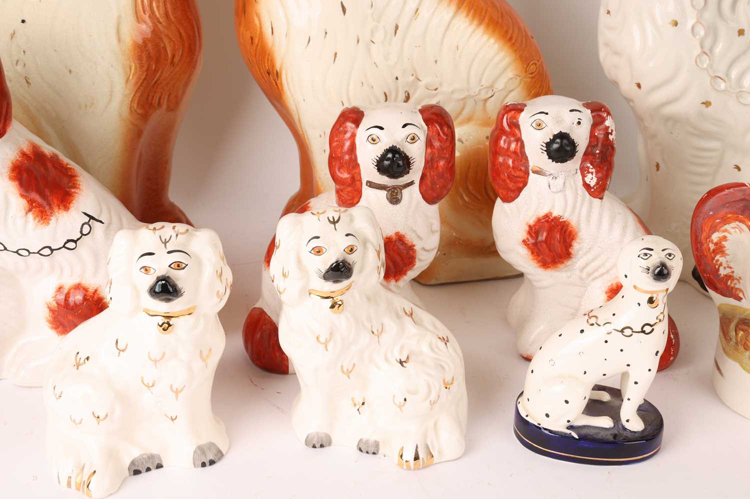 A collection of five pairs of the classic Staffordshire and Staffordshire style King Charles dog fig - Image 3 of 6
