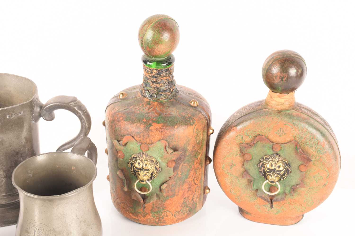 A trio of graduated pewter jugs and two pewter tankards, the largest measures 16 cm tall. - Image 2 of 14