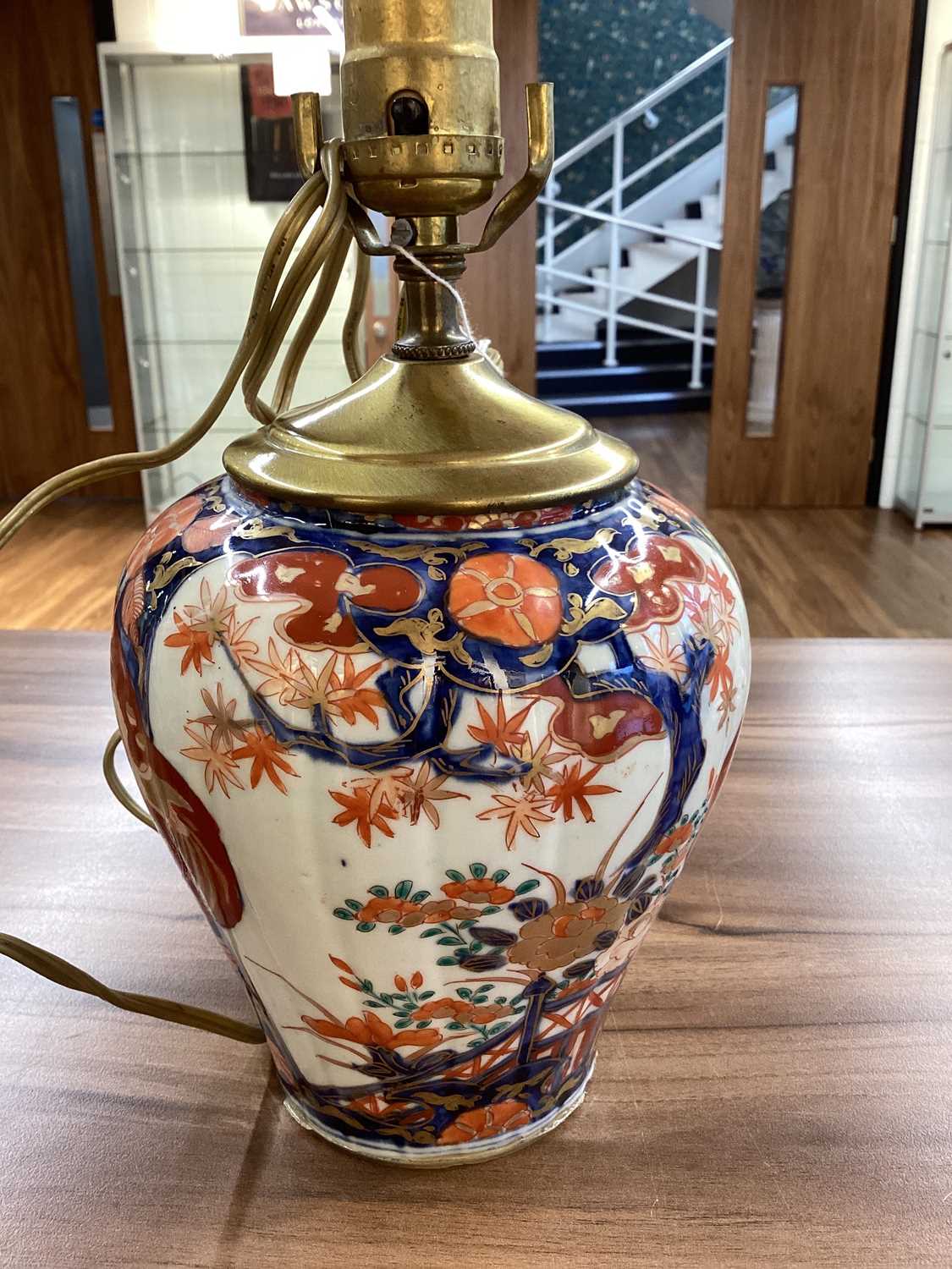 A close pair of Japanese Imari porcelain table lamps, late Meiji period, with carved hardwood stands - Image 13 of 14