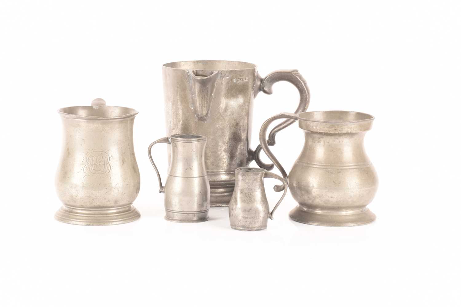 A trio of graduated pewter jugs and two pewter tankards, the largest measures 16 cm tall. - Image 6 of 14