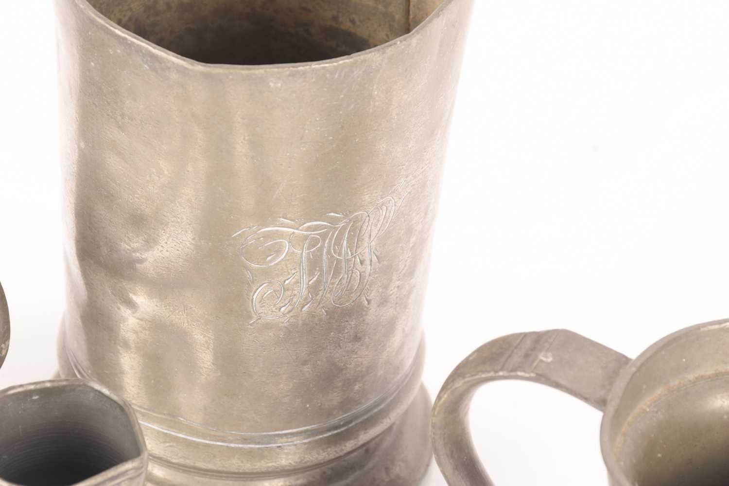 A trio of graduated pewter jugs and two pewter tankards, the largest measures 16 cm tall. - Image 13 of 14