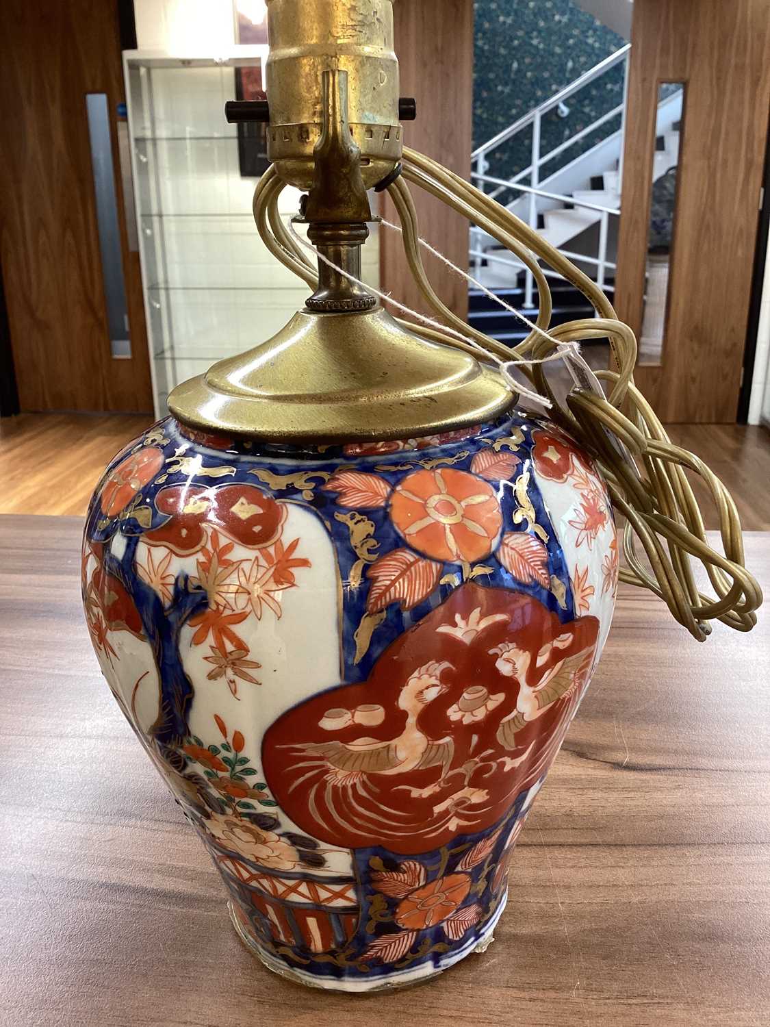 A close pair of Japanese Imari porcelain table lamps, late Meiji period, with carved hardwood stands - Image 14 of 14