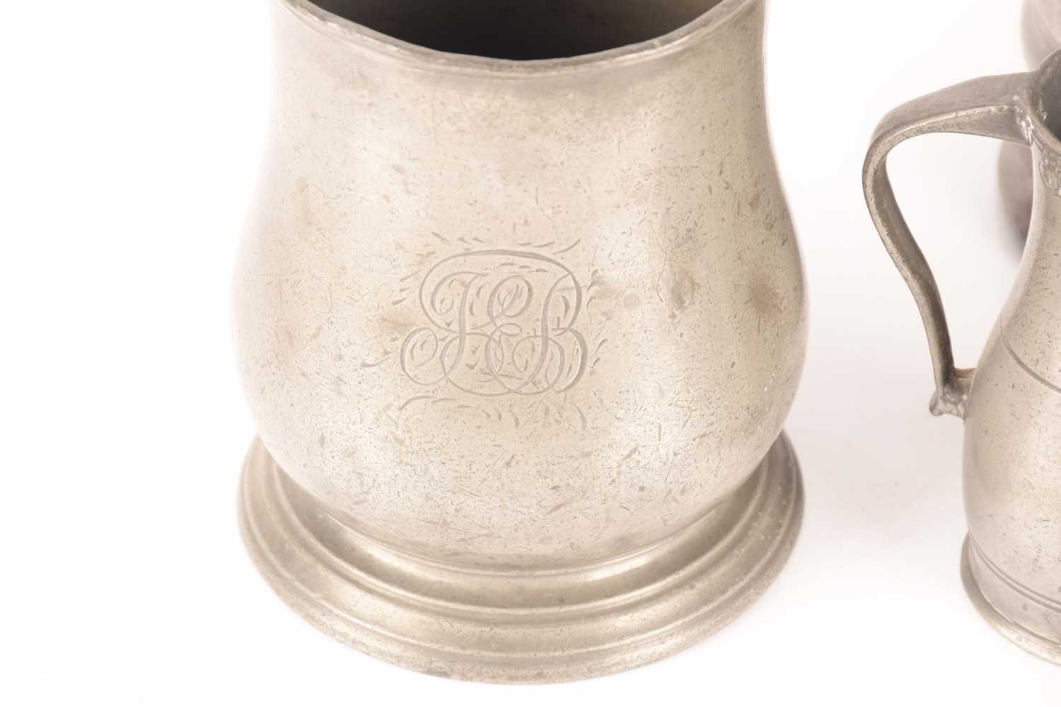 A trio of graduated pewter jugs and two pewter tankards, the largest measures 16 cm tall. - Image 10 of 14