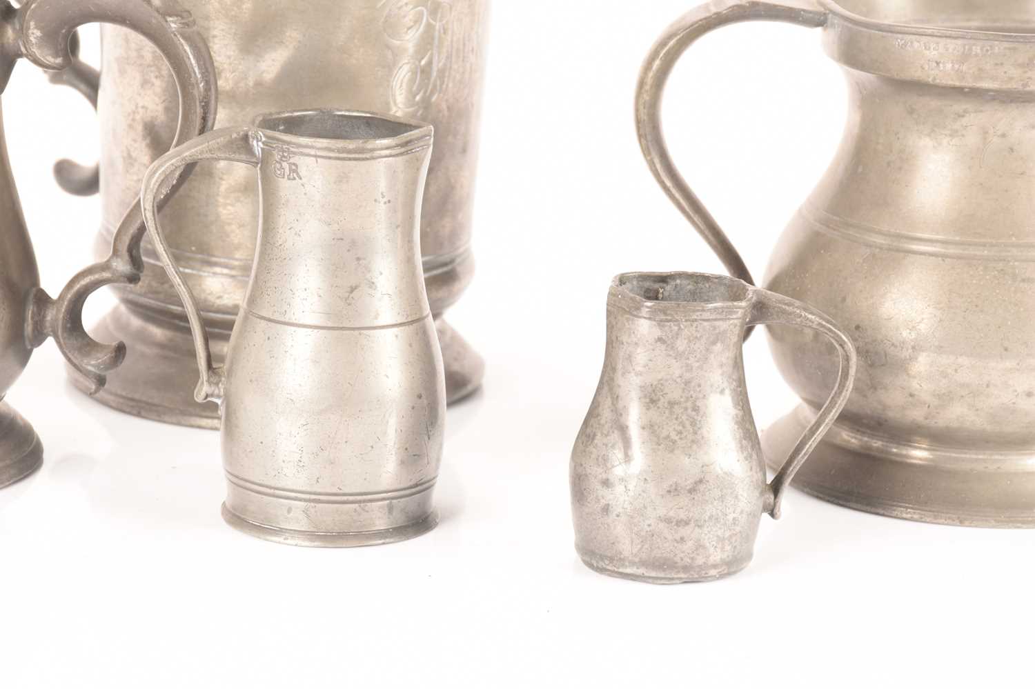 A trio of graduated pewter jugs and two pewter tankards, the largest measures 16 cm tall. - Image 8 of 14