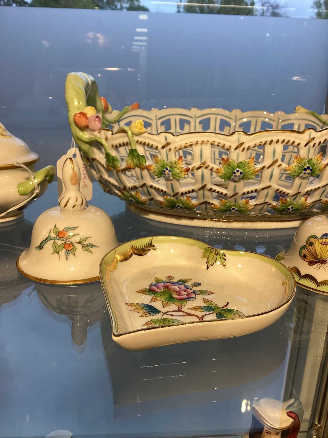 A large group of Herend porcelain in the Queen Victoria pattern comprising a large lattice basket, a - Image 31 of 31