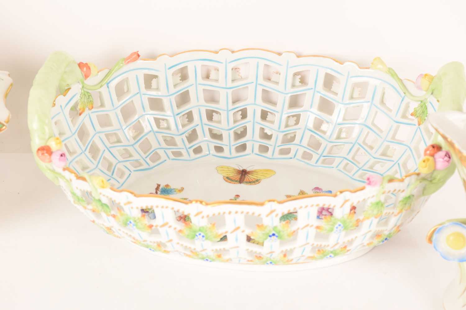 A large group of Herend porcelain in the Queen Victoria pattern comprising a large lattice basket, a - Image 8 of 31