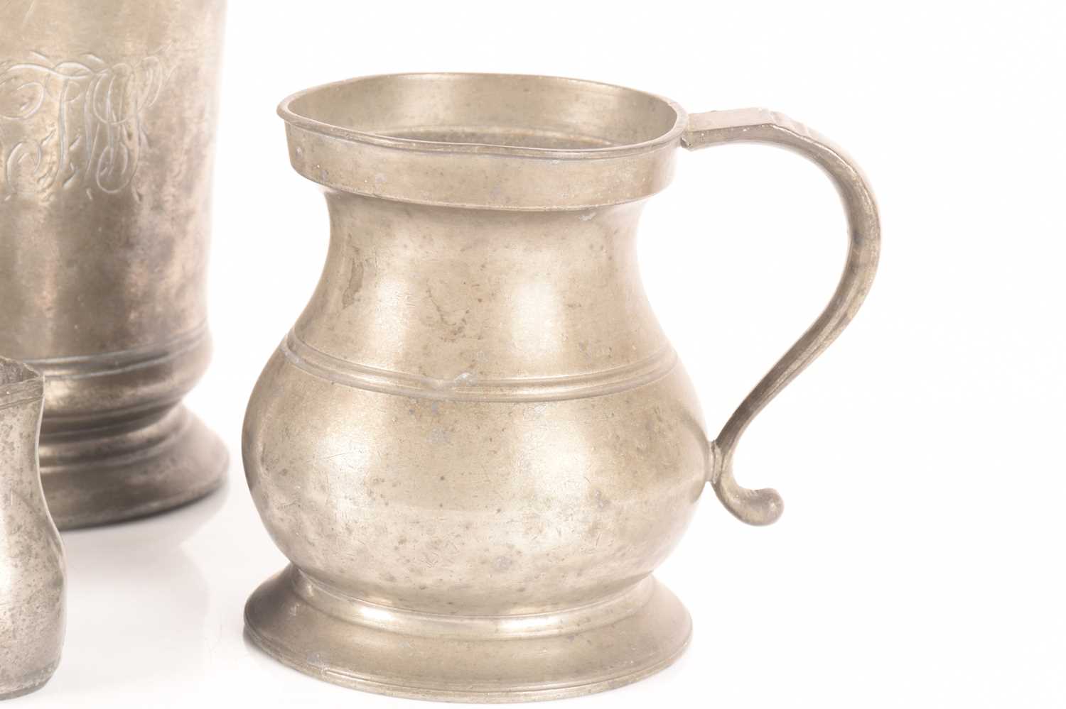 A trio of graduated pewter jugs and two pewter tankards, the largest measures 16 cm tall. - Image 9 of 14