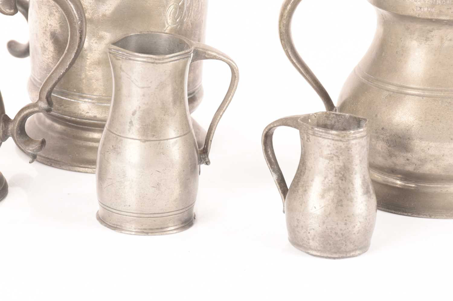 A trio of graduated pewter jugs and two pewter tankards, the largest measures 16 cm tall. - Image 7 of 14