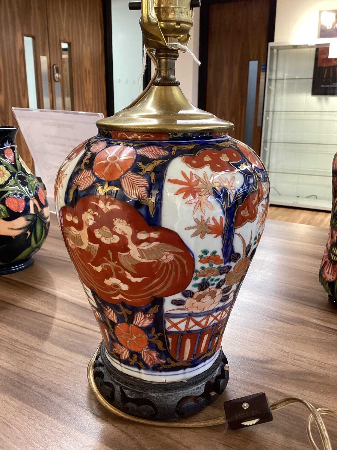 A close pair of Japanese Imari porcelain table lamps, late Meiji period, with carved hardwood stands - Image 8 of 14