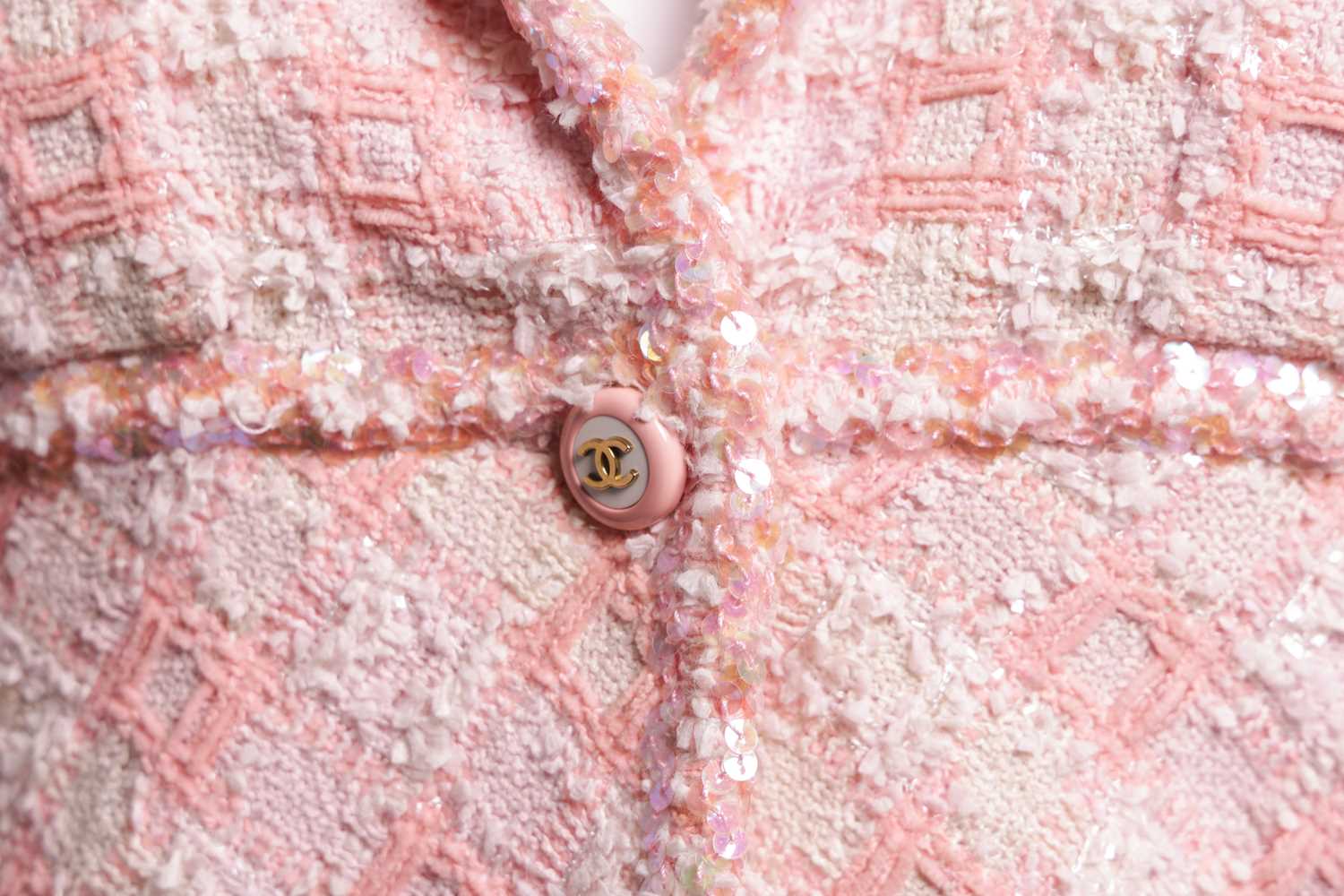 Chanel - a two-piece suit in peachy-pink tweed, from 1995 Spring and Summer ready-to-wear collection - Image 8 of 20