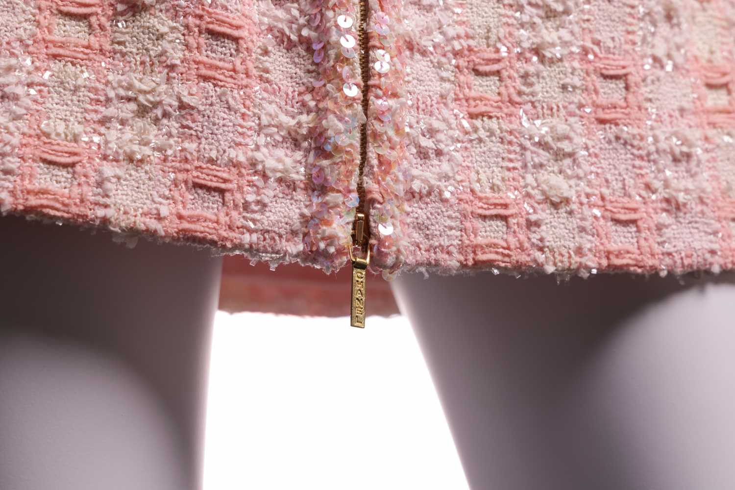 Chanel - a two-piece suit in peachy-pink tweed, from 1995 Spring and Summer ready-to-wear collection - Image 9 of 20