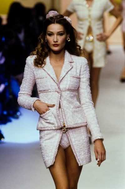 Chanel - a two-piece suit in peachy-pink tweed, from 1995 Spring and Summer ready-to-wear collection - Image 18 of 20