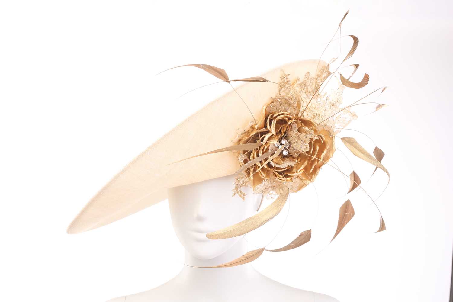 A collection of three hats; including a Philip Treacy fascinator with grey falling feathers around t - Image 10 of 17