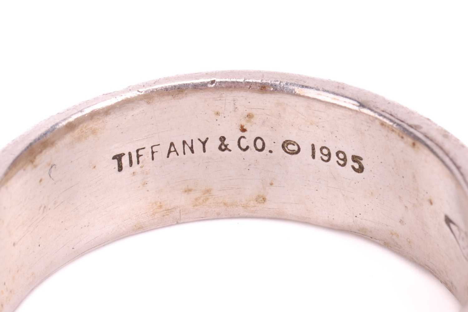 Tiffany &amp; Co. - Atlas ring in 18ct white gold, engraved with Roman numerals on a thick band, sig - Image 5 of 5