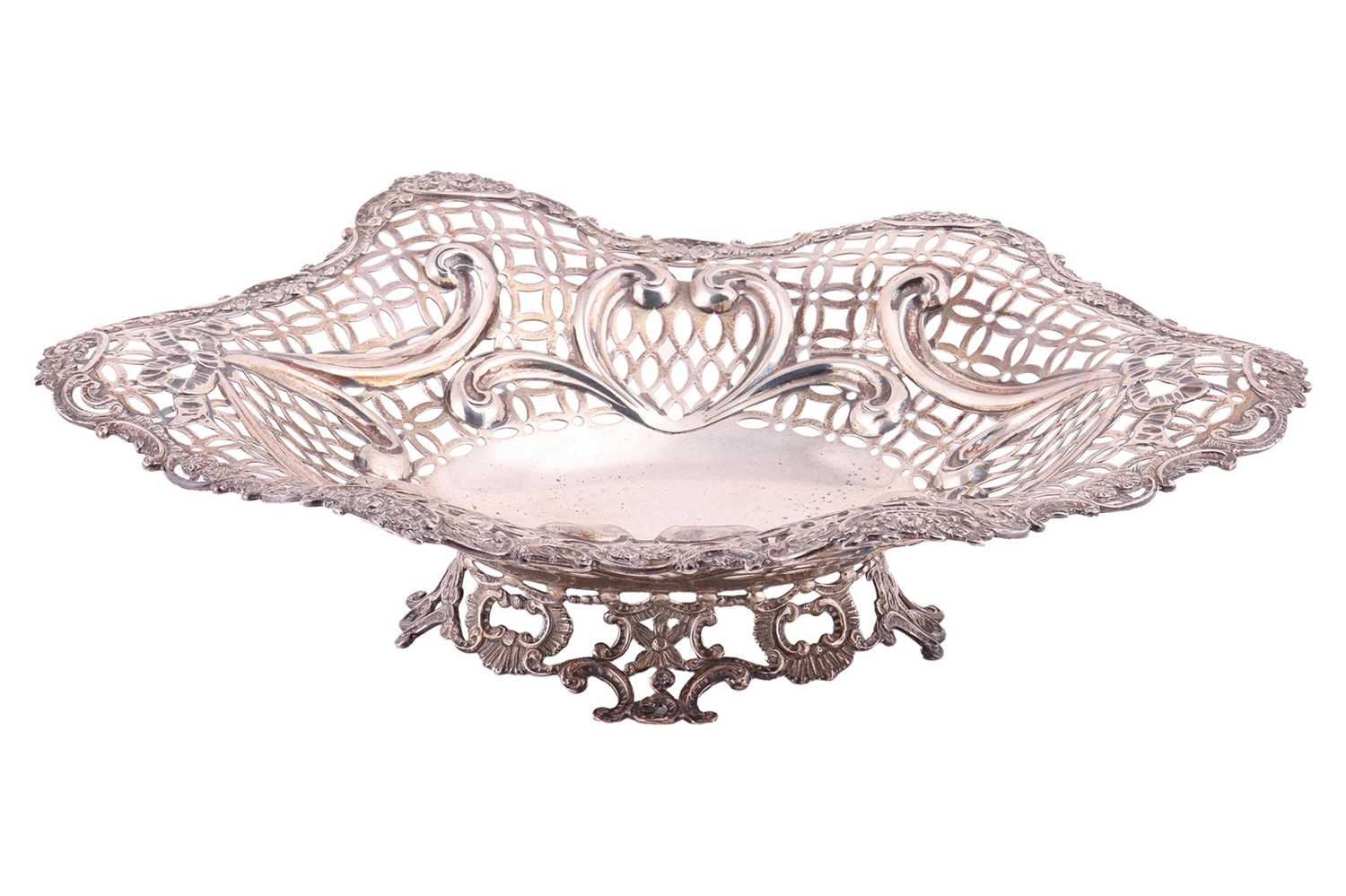 A late Victorian large silver lobed navette form fruit comport, London 1890 by William Comyns, with  - Image 3 of 6