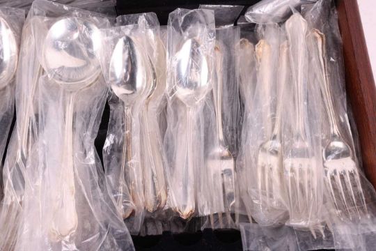 A group of mixed silver plated flatware in oak canteen cabinet. - Image 10 of 10