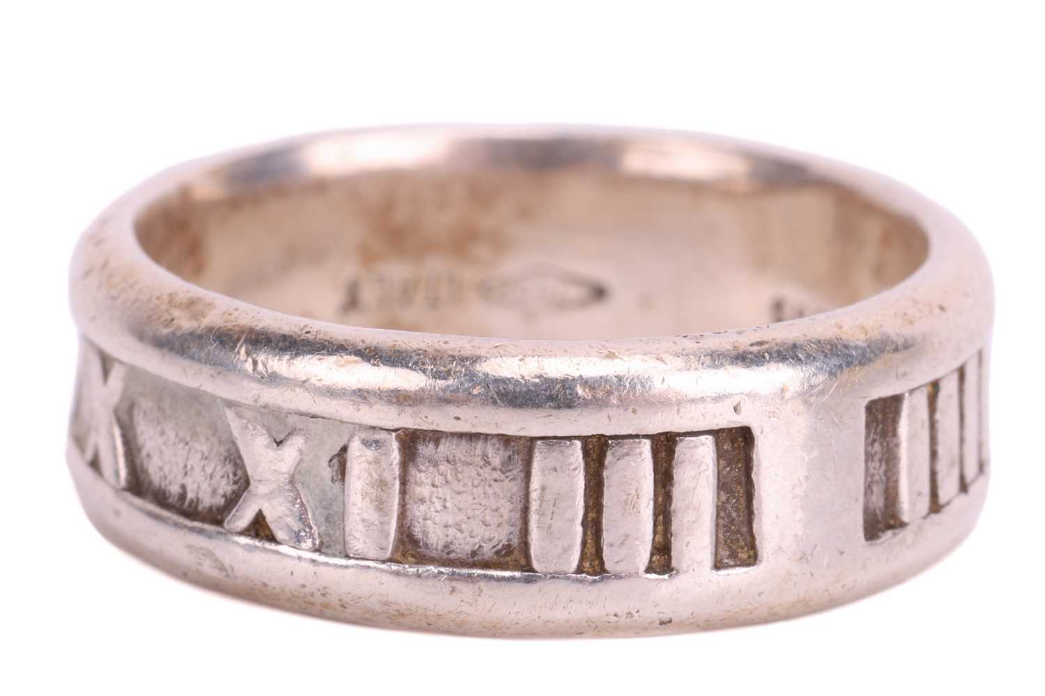 Tiffany &amp; Co. - Atlas ring in 18ct white gold, engraved with Roman numerals on a thick band, sig