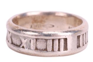 Tiffany & Co. - Atlas ring in 18ct white gold, engraved with Roman numerals on a thick band,