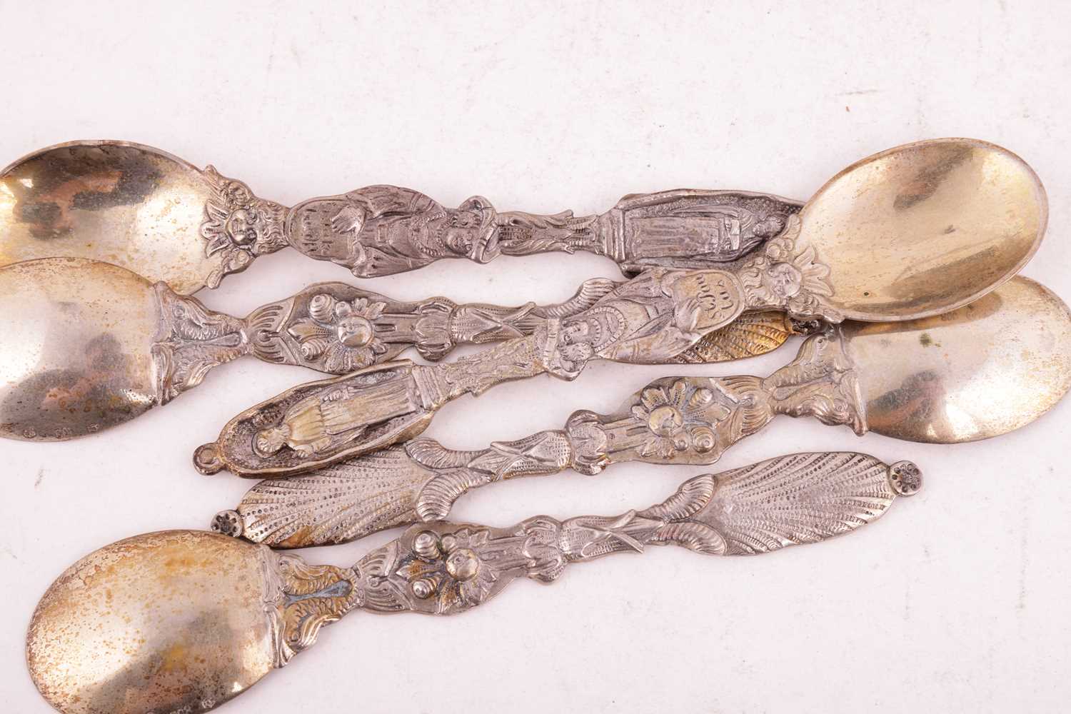 A group of Continental white metal items; to include a set of twelve Apostle teaspoons with differen - Image 2 of 3