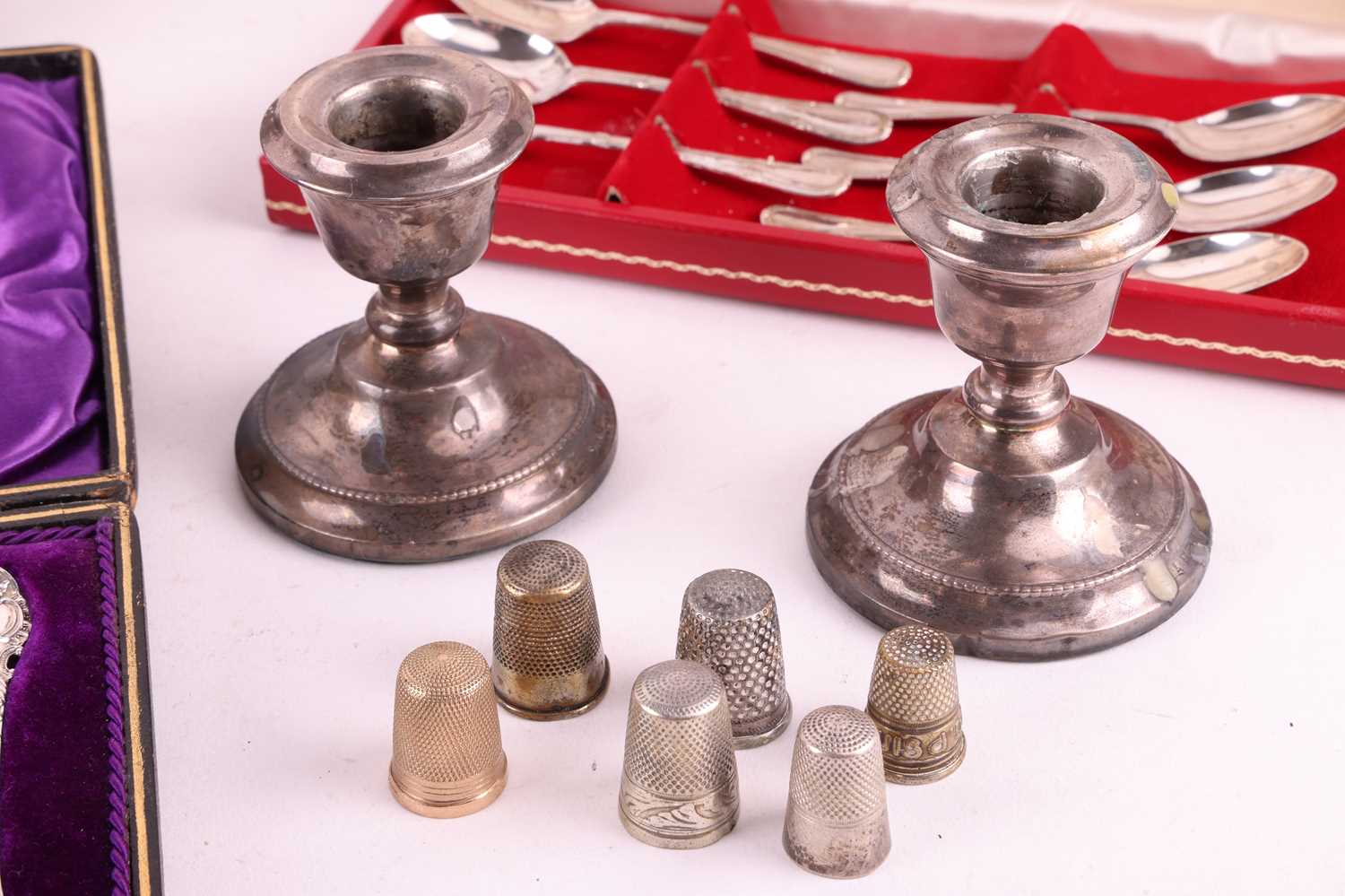 A 9 carat gold thimble, 5.3 grams; together with a cased set of six silver teaspoons and tongs. Shef - Image 3 of 9