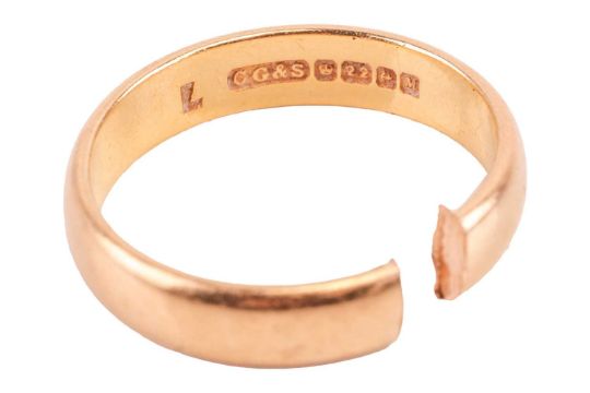 A wedding band in 22ct yellow gold, with D-profile, pierced open and needs to be repaired, Birmingha - Image 2 of 2