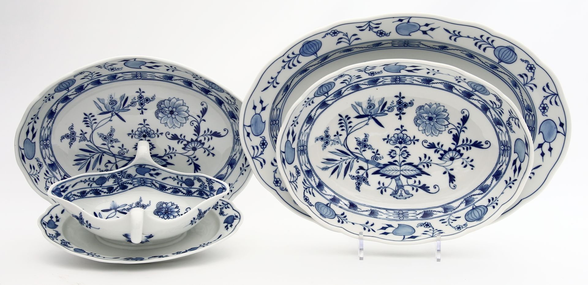 Ovale Platte, zwei ovale Schalen und Sauciere, Meissen,