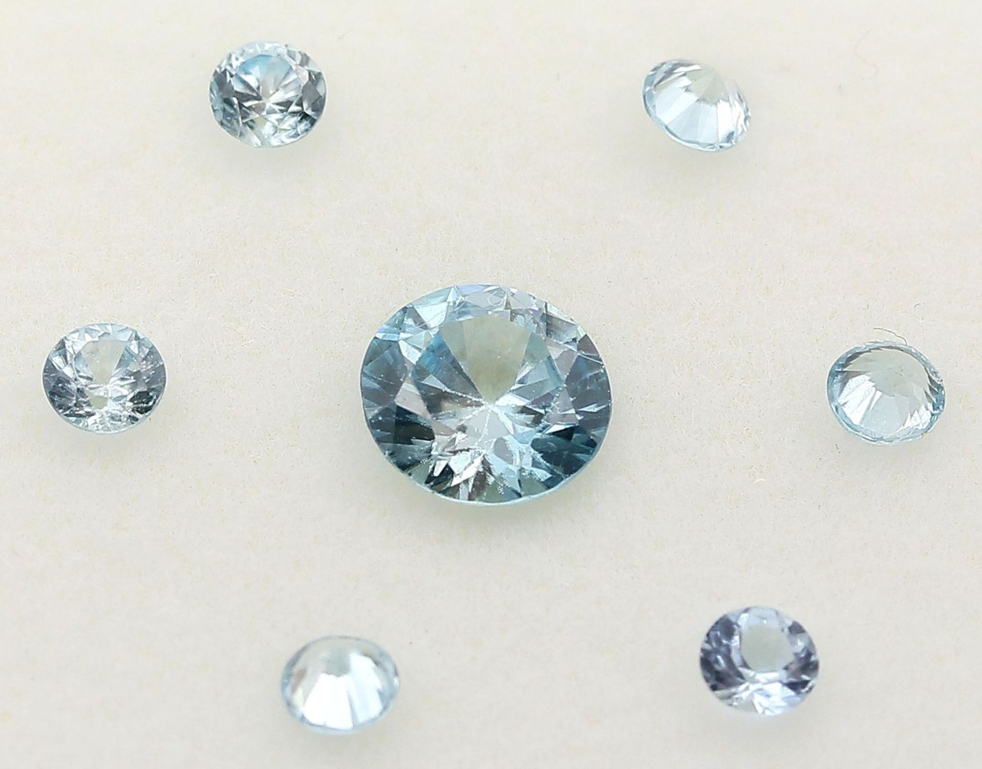 7 blaue Zirkone, zus. 2,29 ct.