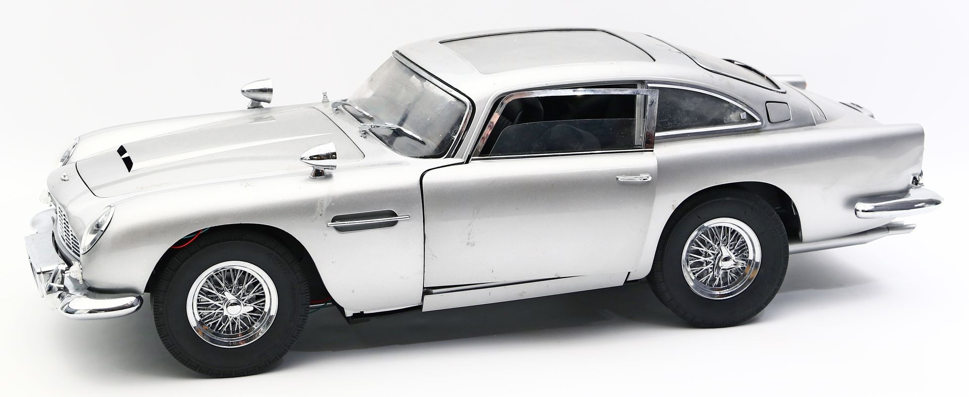 Modellauto "Aston Martin".