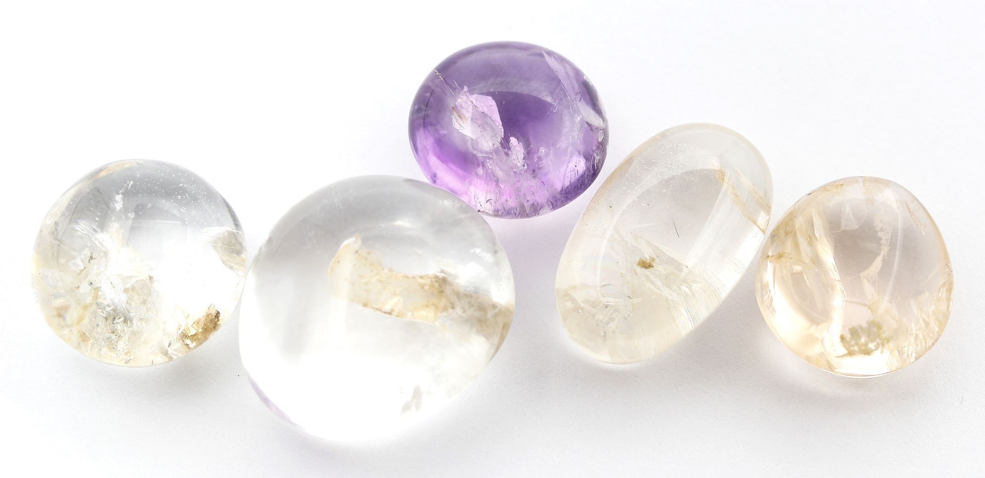 5 Bergkristalle und ein Amethyst, zus. 144,43 ct.