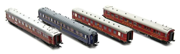 4 Modelleisenbahn-Waggons.