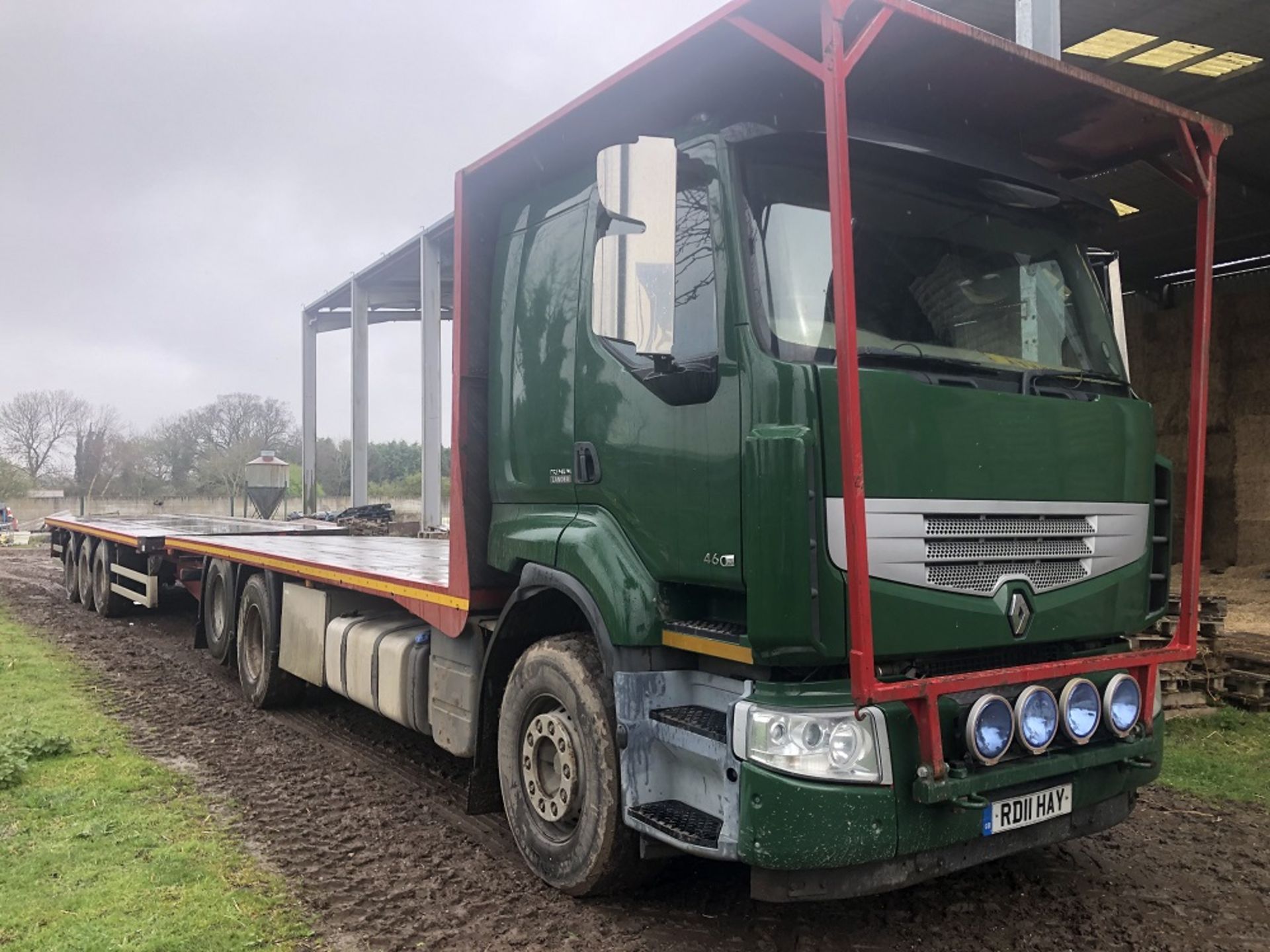 2011 Renault Premium Lander 460Dxi flat bodied 24ft long Lorry c/w 24ft long triaxle Trailer. - Image 2 of 4