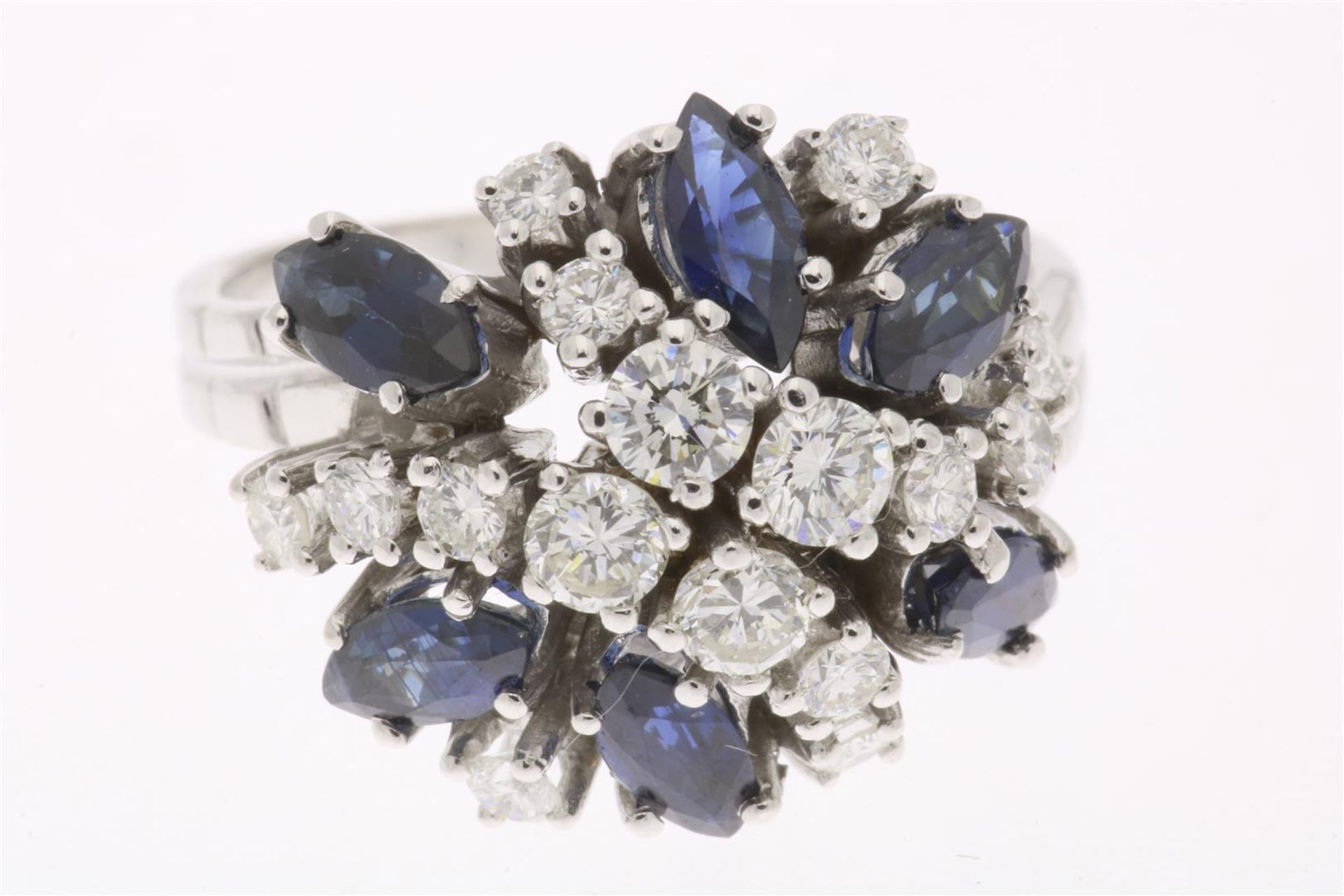 White gold cocktail ring set with sapphire and diamond, brilliant cut, approx. 0.8 ct., F/G, VS/