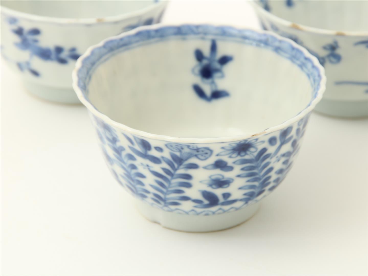 Series of 3 porcelain Kangxi cups with flower decoration and marked with Lozenge mark, including 5 - Image 3 of 6
