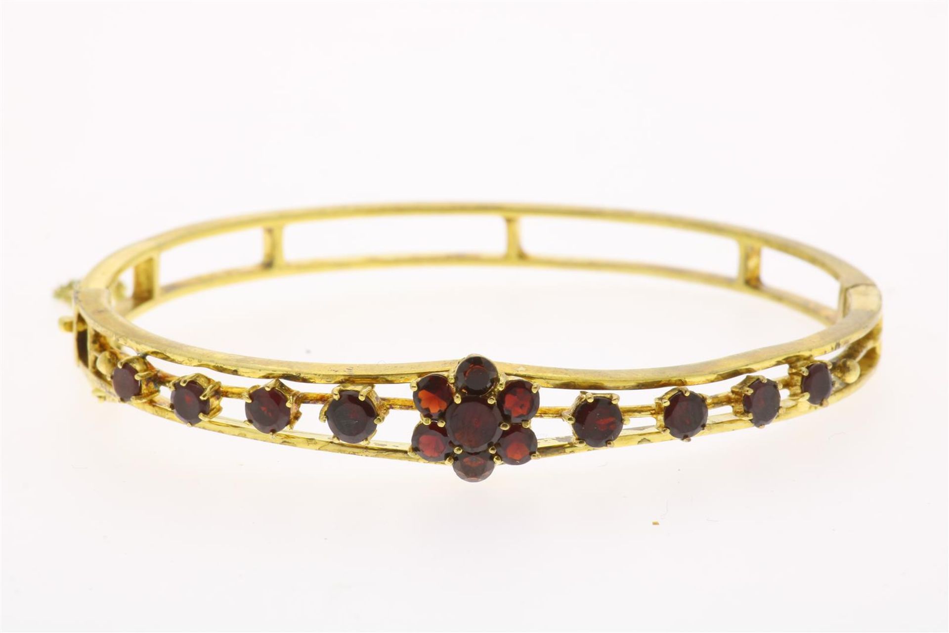 Yellow gold bracelet with garnet 