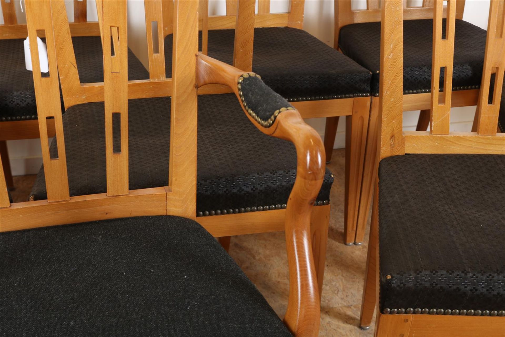 Series of 14 oak chairs with elaborate backrest and green fabric seat, including 1 arm chair. - Image 3 of 7