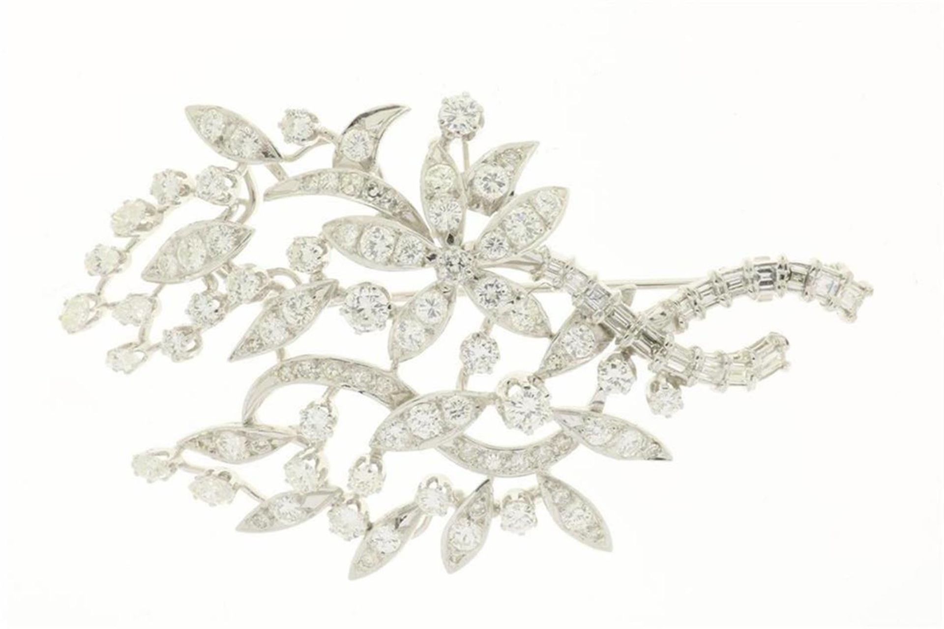 White gold brooch, leaf-shaped, set with brilliant, octagonal and bauquette cut diamonds, approx.