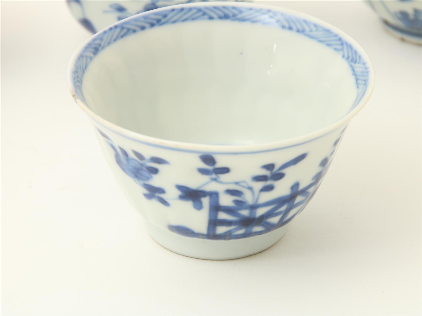 Series of 3 porcelain Kangxi cups with flower decoration and marked with Lozenge mark, including 5 - Image 2 of 6