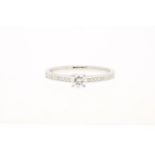 White gold ring with diamonds, brilliant cut; central approx. 0.28 ct., F/G, SI; side stones approx.