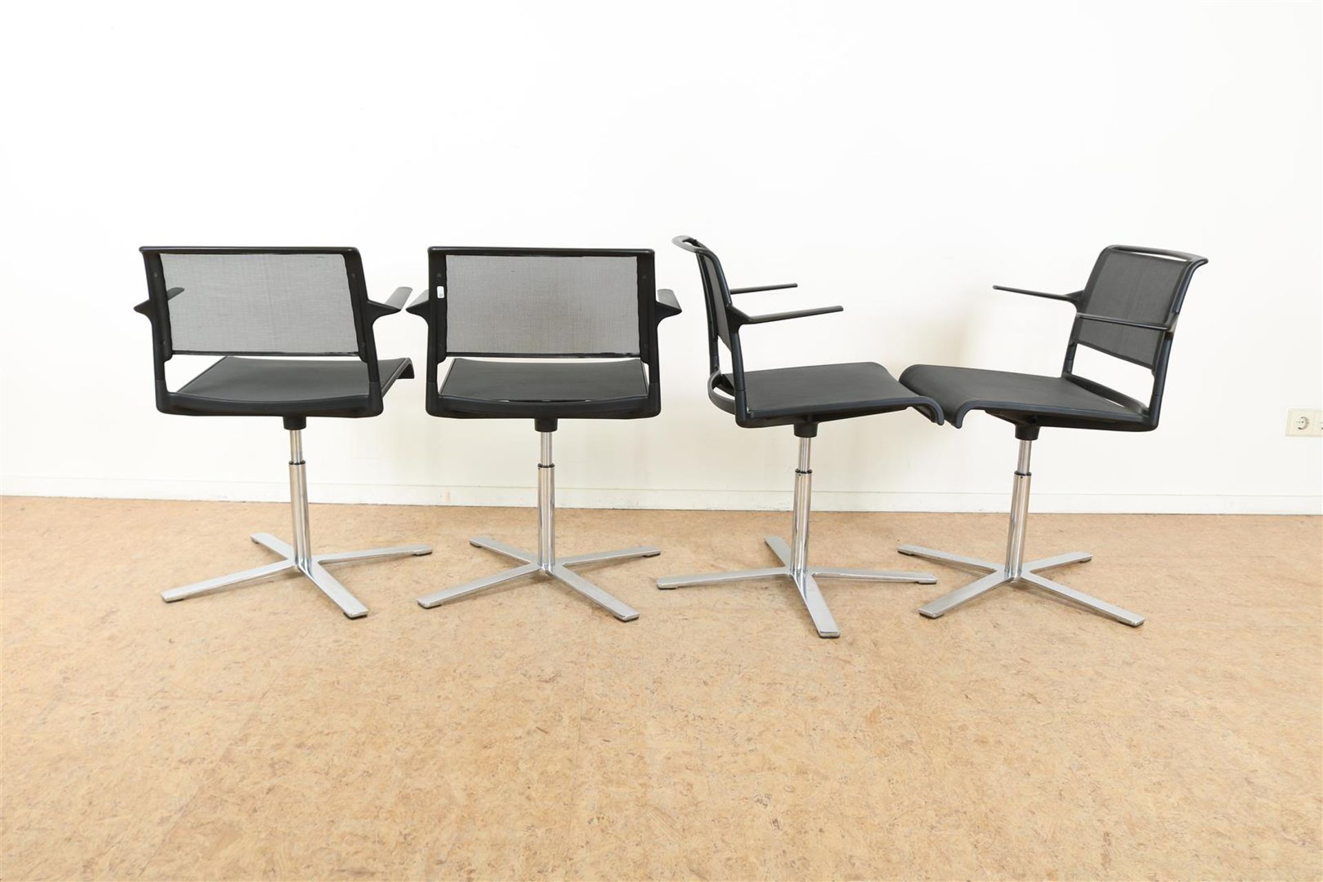 Series of 4 armchairs with black polyester mesh upholstered on chrome-plated swivel base, label - Image 2 of 6