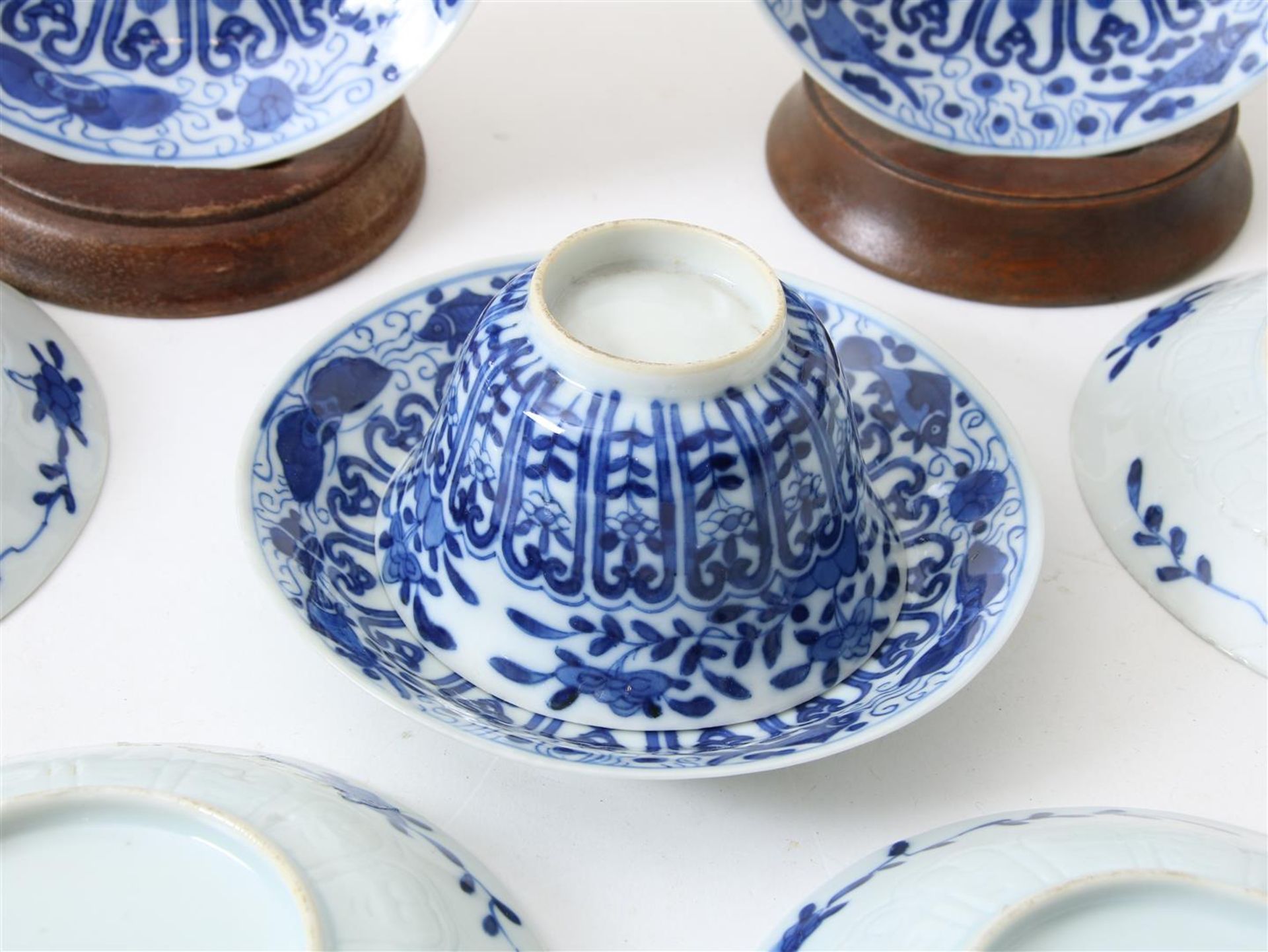 Lot of 12 porcelain cups and 11 saucers decorated in blue with perch and butterfly decor, China - Image 15 of 19