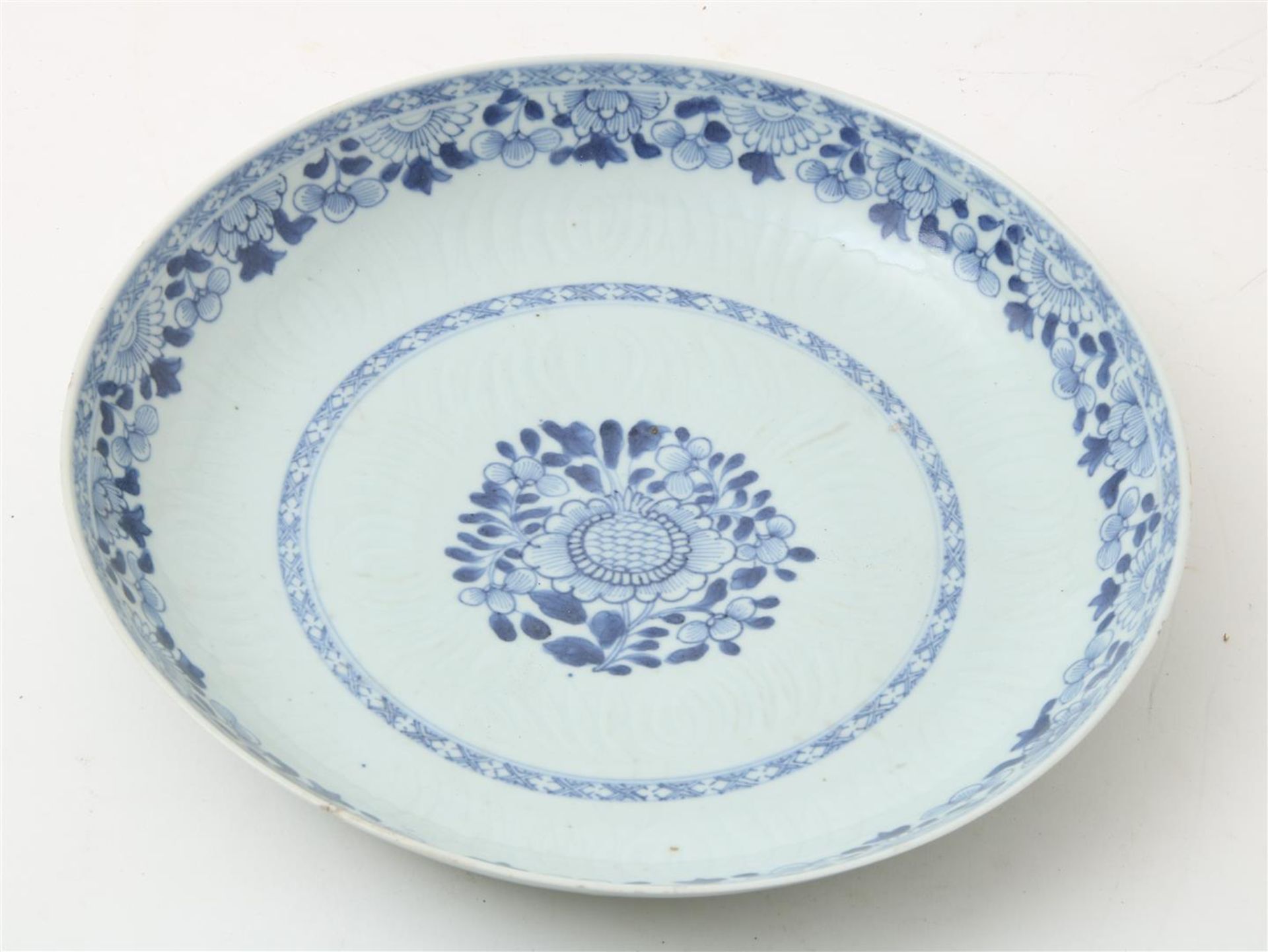 Set of Qianlong dishes decorated with flowers, diameter: 29 cm. (chip and hairline) - Image 4 of 9