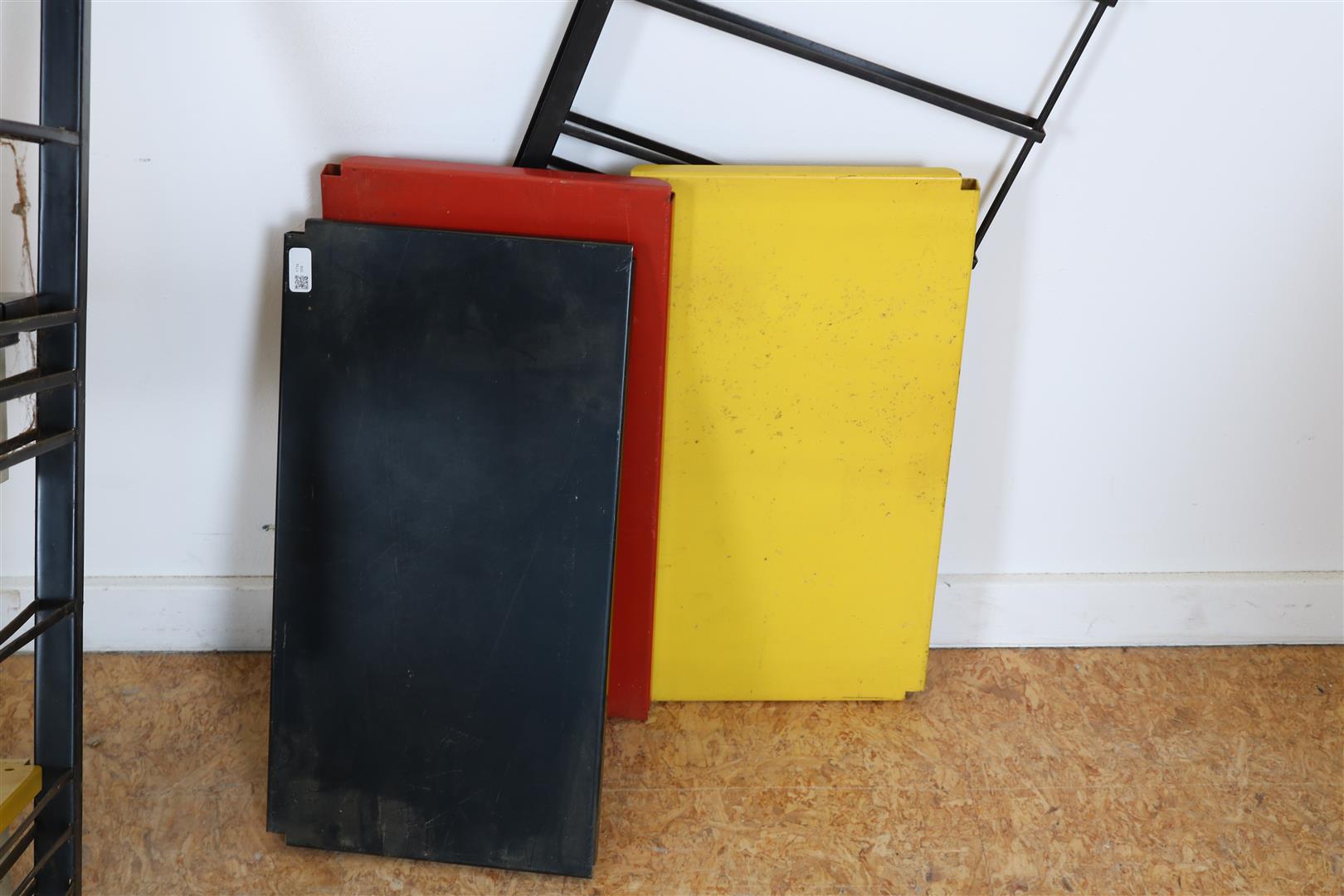 Wall rack with two black supports and 3 beams in red, black, yellow and 2 drawers, Tomado 1950s. - Image 3 of 3