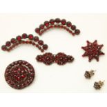 Lot with various brooches and earrings with garnets